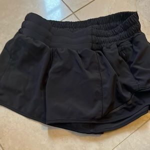 Lululemon hottie hot shorts 2.5”
